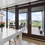 Essbereich mit Blick auf Terrasse und Garten