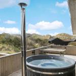 Hochwertiger Whirlpool auf Terrasse mit Blick auf Dünenlandschaft