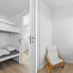 Zimmer mit Doppelstockbett und Sitzgelegenheit. Weiße Wände und Holzboden.