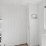 Schlafzimmer mit Doppelstockbett, Fenster und Wandbild.