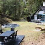 Wohnhaus mit Garten, Trampolin, Grill und Terrasse im Wald.