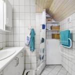 Badezimmer mit Dusche, Waschbecken und Handtuchhalter.