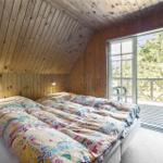 Schlafzimmer mit Holzwand und Balkonansicht