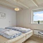 Schlafzimmer mit Doppelbett, Fenster und Stuhl