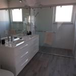 Badezimmer mit Dusche, Waschbecken und Toilette
