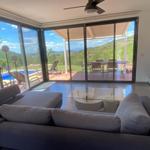 Wohnzimmer mit Blick auf Pool und Terrasse