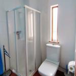 Badezimmer mit Dusche, WC und Fenster
