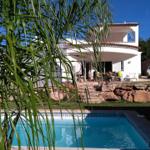 Wohnhaus mit Pool und Terrasse im Freien
