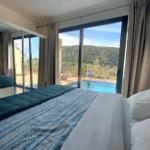 Schlafzimmer mit Blick auf Pool und Hügel