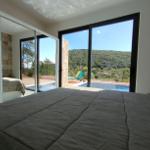 Schlafzimmer mit Blick auf Pool und Landschaft