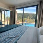 Schlafzimmer mit Blick auf Pool und Landschaft