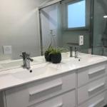 Doppelter Waschtisch mit Spiegeln und Glaswand-Dusche