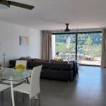 Wohn- und Essbereich mit Balkon, Sofa und Esstisch.