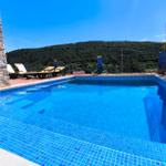Pool mit Liegestühlen und Bergblick