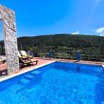 Pool mit Liegestühlen und Bergblick