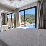Schlafzimmer mit Blick auf Pool und Garten