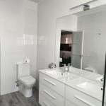 Badezimmer mit Toilette, Waschbecken und Dusche