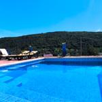 Pool mit Liegestühlen und Bergblick