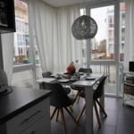 Essbereich mit Tisch, Stühlen und Fensterblick auf Balkon