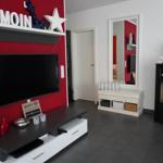 Wohnzimmer mit Fernseher, Kamin und Spiegel