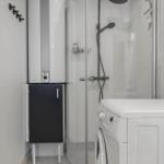 Dusche mit Duschbrause, Waschmaschine und Heizungsgerät im Badezimmer.