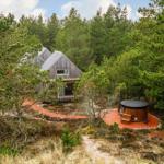 Hütte im Wald mit Whirlpool auf Terrasse