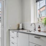 Küche mit Waschbecken, Spüle und Fensterblick.