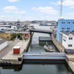 Schleusentreppe mit Boot, blauem Gebäude und Hafenansicht
