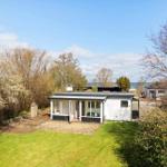 Moderne Ferienhaus mit Terrasse und Garten, Blick aufs Meer.