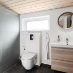 Badezimmer mit Dusche, Toilette und Waschbecken