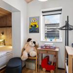 Kinderzimmer mit Spielzeug, Bett und Fenster