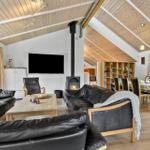 Wohn- und Essbereich mit Kamin, Sofa und Tisch