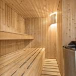 Sauna mit Holzbank und Heizung. Holzwände und -boden.