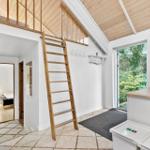 Haus mit Holztreppe, Schlafzimmer und Blick auf Garten