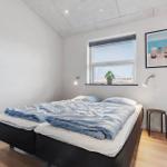 Schlafzimmer mit Doppelbett, Fenster und Bild an der Wand.
