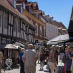 Marktstraße mit Fachwerkhäusern und Passanten.