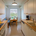 Küche mit Esstisch, Fenster und Waschbecken