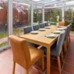 Esszimmer mit Tisch, Stühlen und Blick auf den Garten