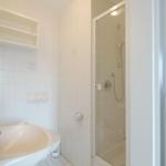 Badezimmer mit Dusche, Waschbecken und Toilette