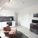 Wohnung mit Küche, Sitzgelegenheit und Fernseher