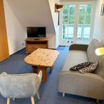 Zimmer mit gemütlicher Sitzgruppe und TV