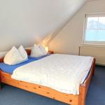 Doppelbett und Kleiderschrank im Schlafbereich