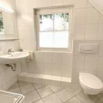 Bad mit Dusche und WC