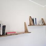 Zwei Holzregale an der Wand mit Büchern und einem Ankerdekoration.