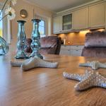 Holztisch mit Seesternen, Vasen und Sitzgelegenheiten im Wohnbereich