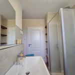 Bad mit Dusche, Waschbecken und Spiegel