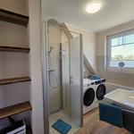 Bad mit Dusche, Waschmaschine und Fenster