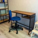 Schreibtisch mit Stuhl und Regal im Arbeitszimmer