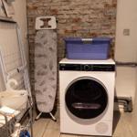 Wäschespüler mit Trockner, Heizung und Wäscheständer im Raum