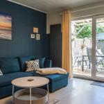 Wohnzimmer mit Sofa, Couchtisch und Blick auf Terrasse